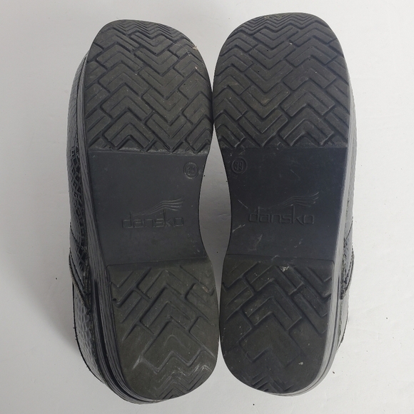 Dansko Black Clogs Webbed Textured Patent size 39 - Picture 11 of 13